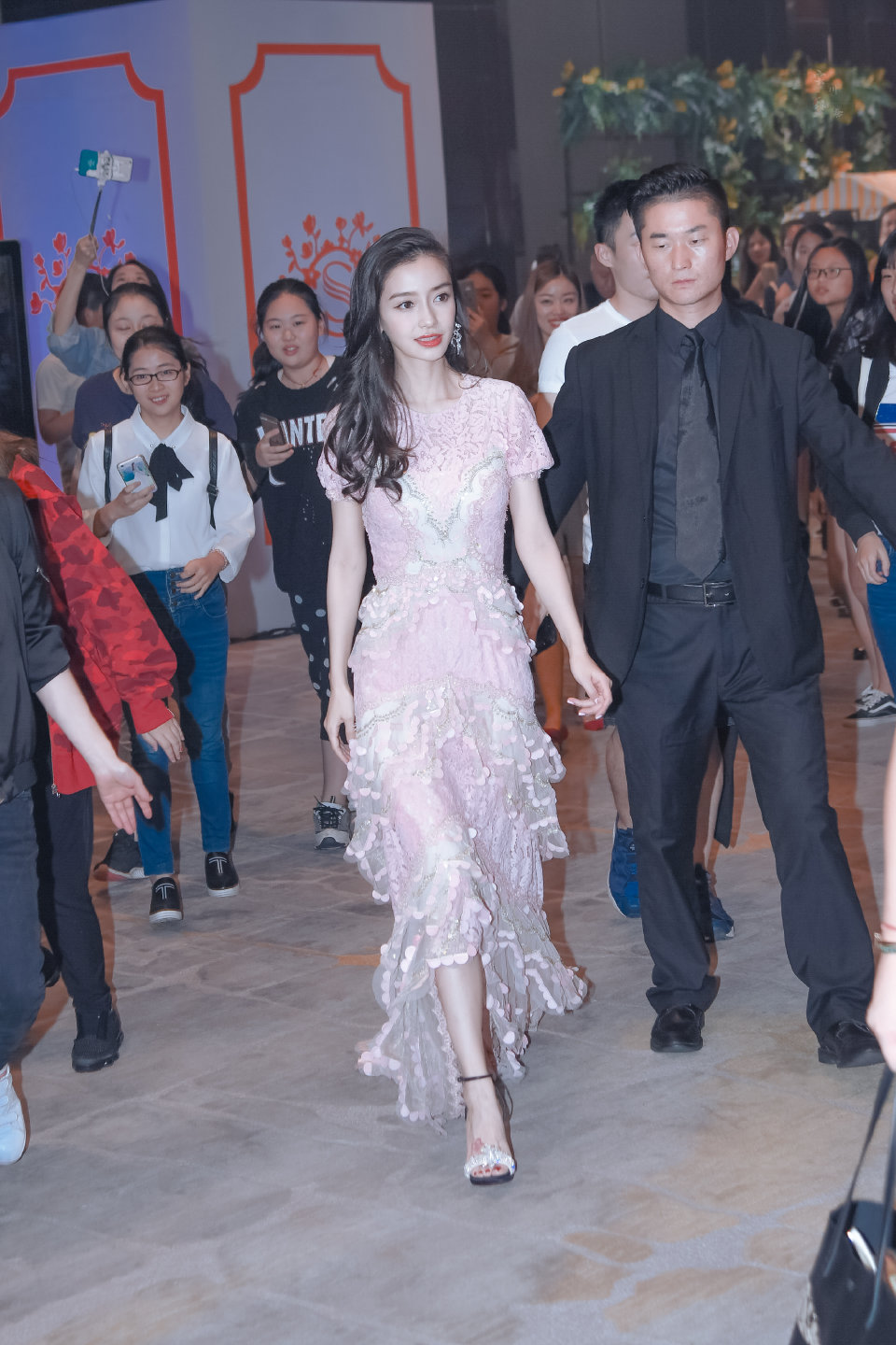 【侵权删】这里是Angelababy（杨颖）的美图啦~可甜可盐可飒你值得拥有哦！
我在豆蔻年华遇见你，想要陪你好多好多年。（图源很广，带水印，只是个人集baby美图）