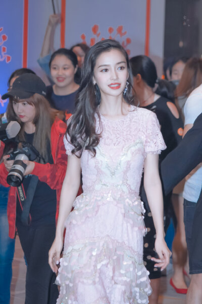 【侵权删】这里是Angelababy（杨颖）的美图啦~可甜可盐可飒你值得拥有哦！
我在豆蔻年华遇见你，想要陪你好多好多年。（图源很广，带水印，只是个人集baby美图）