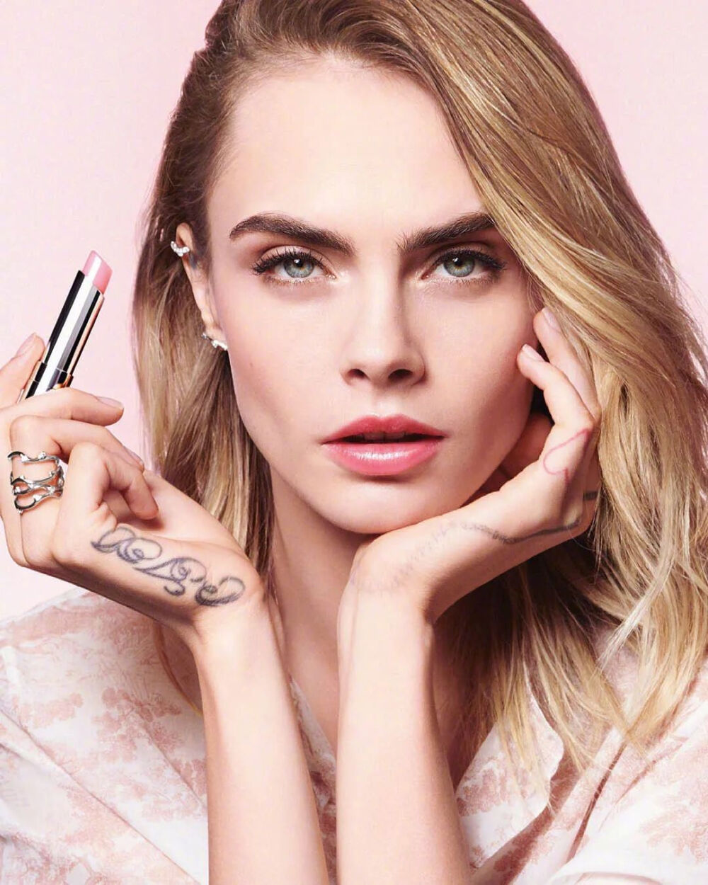 Dior Beauty Spring 2021 “Time to Glow”美妆片｜卡抽 Cara Delevingne
[weibo@小象王国]