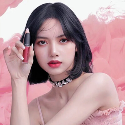 MAC × Lisa
来看看粉嫩Lisa在MAC魅可大片中的表现吧！