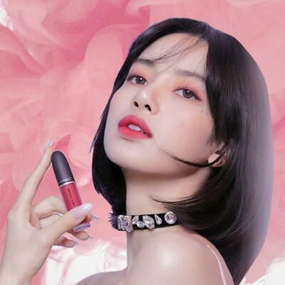 MAC × Lisa
来看看粉嫩Lisa在MAC魅可大片中的表现吧！