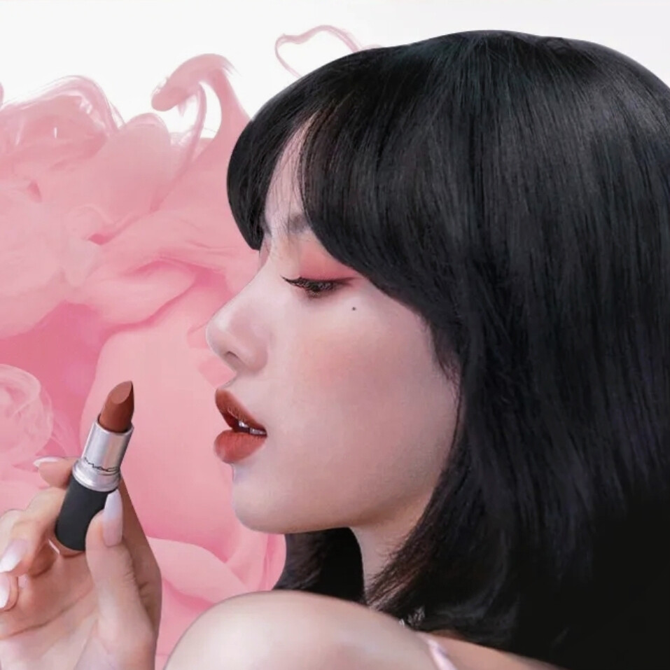 MAC × Lisa
来看看粉嫩Lisa在MAC魅可大片中的表现吧！