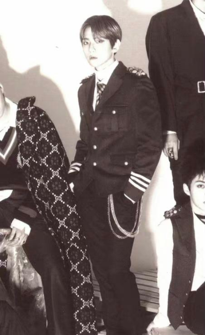 军装 真的yyds❤️
我可以称之为 边上校❤️
边伯贤军装✔️