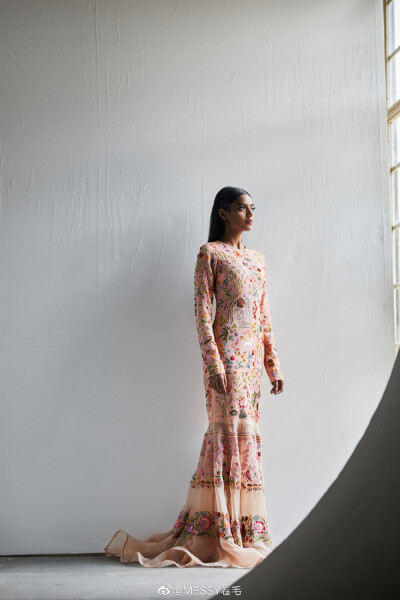 #MJM Lookbook#
Rahul Mishra Couture Fall 2020 | 成群的蝴蝶和蜻蜓在花园池塘上盘旋，绚丽多彩的颜色，仿佛一个个美丽的故事盛开在裙上～ ​