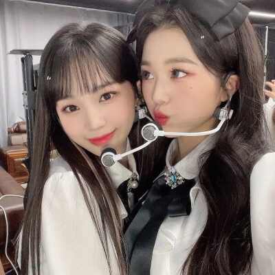  IZONE 自拍贴纸可二改。注陈芷。
张元英 宫胁咲良 金采源 本田仁美 Nako。