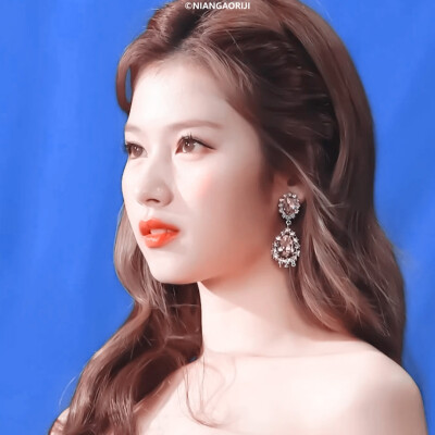 凑崎纱夏sana°钟表时针刻着玫瑰花样
·原截江纪然·