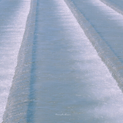 “我站在湖边，以为我站在海边”
云，海与花朵
图源微博任水寒
