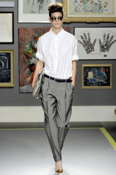 Runway
Paul Smith春夏合集
作为男装设计师，
paul Smith设计的女装常常引入男装元素来推陈出新，
颇有看头。
心水纯白棉质衬衫连衣裙
#时尚一夏# ​​​