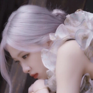          词本 ：到最后你会发现 你释怀不了的 放不下的人 到最后都不会有任何意义 能留在你身边的人从来都不是你拼命追赶的人