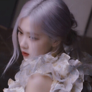          词本 ：到最后你会发现 你释怀不了的 放不下的人 到最后都不会有任何意义 能留在你身边的人从来都不是你拼命追赶的人