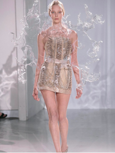 荷兰鬼才设计师 Iris van Herpen 的服装充满科技感与未来感。