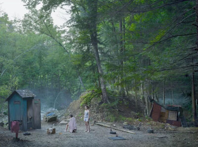 Crewdson 的照片就是在平静中透露着一丝丝诡异,像是在平淡生活的大树下埋下的不安种子