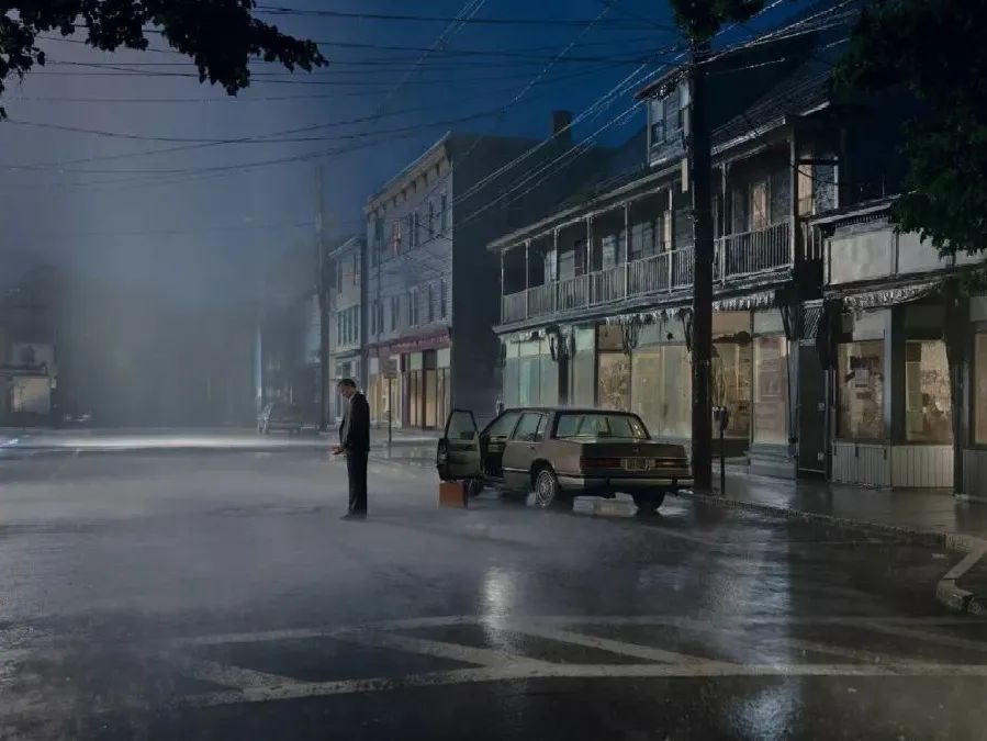 Crewdson 的照片就是在平静中透露着一丝丝诡异,像是在平淡生活的大树下埋下的不安种子