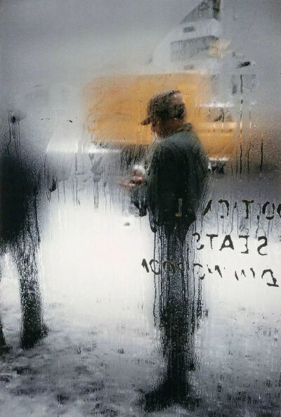 摄影大师 Saul Leiter 镜头下50年代纽约街头雪景，充满着浪漫与诗意。在Saul Leiter的独特视角下总能发现高于寻常事物的美。