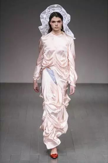 毕业于今年CSM MA womenswear 的YUHAN WANG，在她的毕业设计中以她所居住公寓的窗帘为灵感，希望通过服装的方式探索女性内心表达与外在的联系。