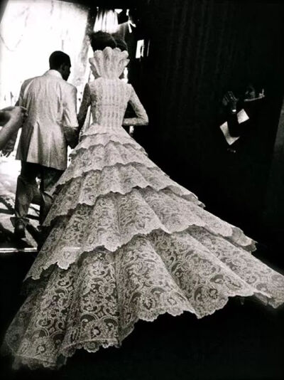 Lee Alexander McQueen with his couture bride，winter 1998 Givenchy Haute Couture