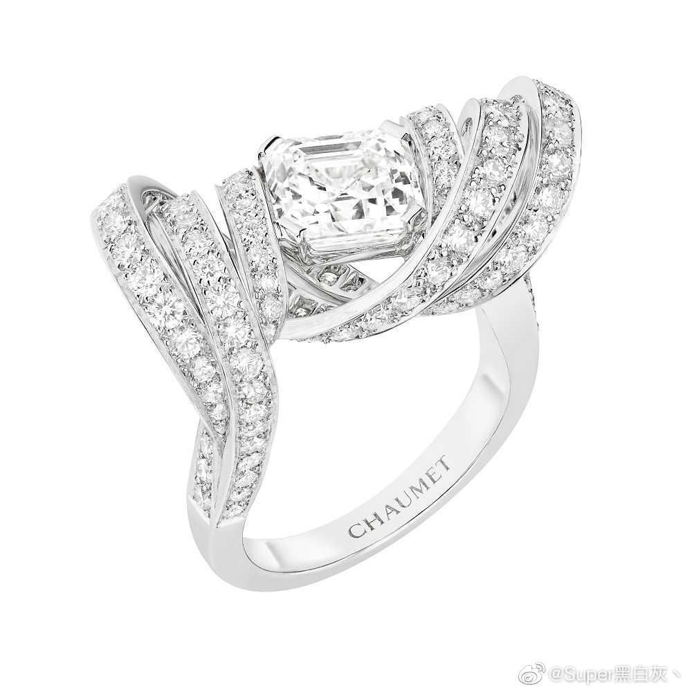 Chaumet 推出新一季高级珠宝系列——「Torsade」，从芳登广场旺多姆圆柱上的螺纹雕饰汲取灵感，新作运用白金塑造出相互萦绕的「螺旋」结构，其上铺镶灵动钻石，如同缎带般营造出自然曲线与律动感。 ​​​