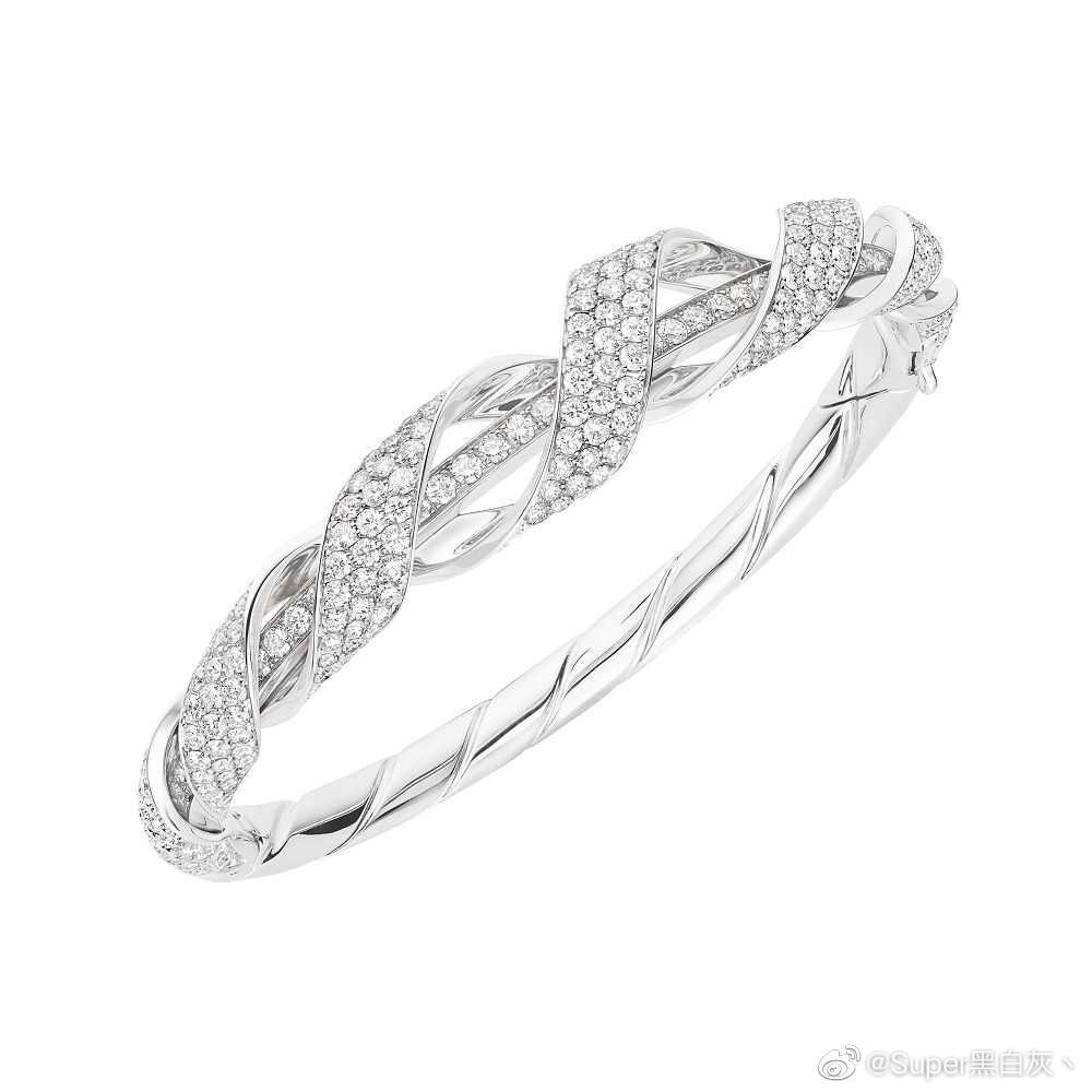 Chaumet 推出新一季高级珠宝系列——「Torsade」，从芳登广场旺多姆圆柱上的螺纹雕饰汲取灵感，新作运用白金塑造出相互萦绕的「螺旋」结构，其上铺镶灵动钻石，如同缎带般营造出自然曲线与律动感。 ​​​