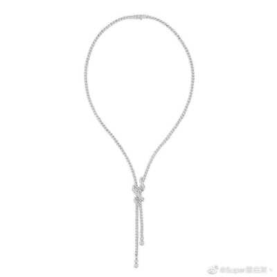 Chaumet 推出新一季高级珠宝系列——「Torsade」，从芳登广场旺多姆圆柱上的螺纹雕饰汲取灵感，新作运用白金塑造出相互萦绕的「螺旋」结构，其上铺镶灵动钻石，如同缎带般营造出自然曲线与律动感。 ​​​