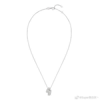 Chaumet 推出新一季高级珠宝系列——「Torsade」，从芳登广场旺多姆圆柱上的螺纹雕饰汲取灵感，新作运用白金塑造出相互萦绕的「螺旋」结构，其上铺镶灵动钻石，如同缎带般营造出自然曲线与律动感。 ​​​