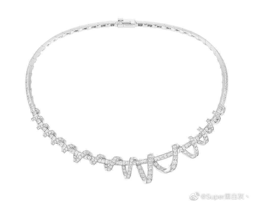 Chaumet 推出新一季高级珠宝系列——「Torsade」，从芳登广场旺多姆圆柱上的螺纹雕饰汲取灵感，新作运用白金塑造出相互萦绕的「螺旋」结构，其上铺镶灵动钻石，如同缎带般营造出自然曲线与律动感。 ​​​