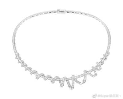 Chaumet 推出新一季高级珠宝系列——「Torsade」，从芳登广场旺多姆圆柱上的螺纹雕饰汲取灵感，新作运用白金塑造出相互萦绕的「螺旋」结构，其上铺镶灵动钻石，如同缎带般营造出自然曲线与律动感。 ​​​