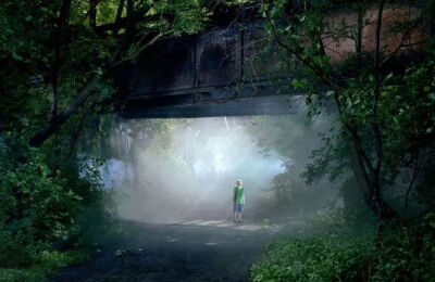 摄影师Gregory Crewdson的作品“Beneath the Roses”，通过一些平凡的场景揭露了繁华时代下人们隐藏的焦虑。怀孕的女人孤独地站在潮湿的街角，穿西装的男人在暴雨夜中站在车旁淋雨…“景大人小”的拍摄手法从视觉上…