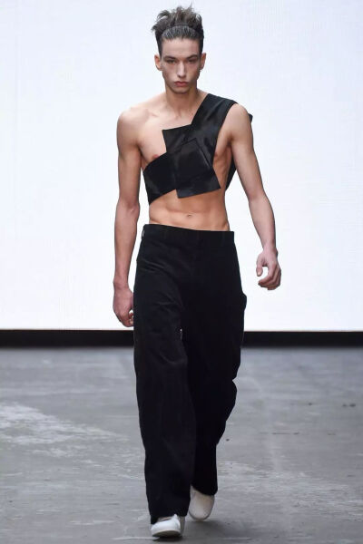 毕业于 CSM中央圣马丁的 Nicomede Talavera的2015秋冬系列登上了伦敦男装MAN Collection舞台。黑白系、条纹、层叠的搭配以及飘逸的长衫，设计师通过这些统一性加强作品的系列感。