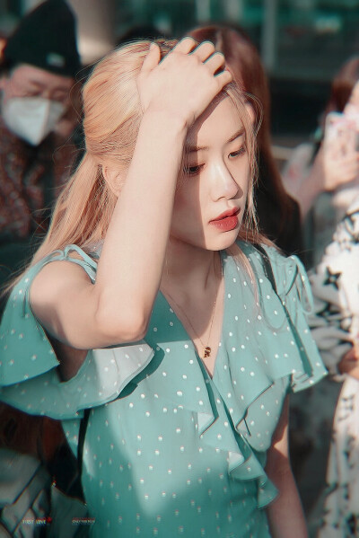 ♤黎恹
“声音飘在风里 情绪藏在海里”.
*rosé.
©Firstlove_rose.