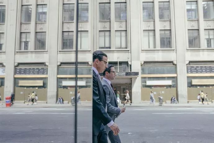 摄影师Jonathan Higbee喜欢拿着相机行走在纽约街头，捕获似乎生活在另类现实中的路人，用镜头定格住这些奇妙的瞬间。