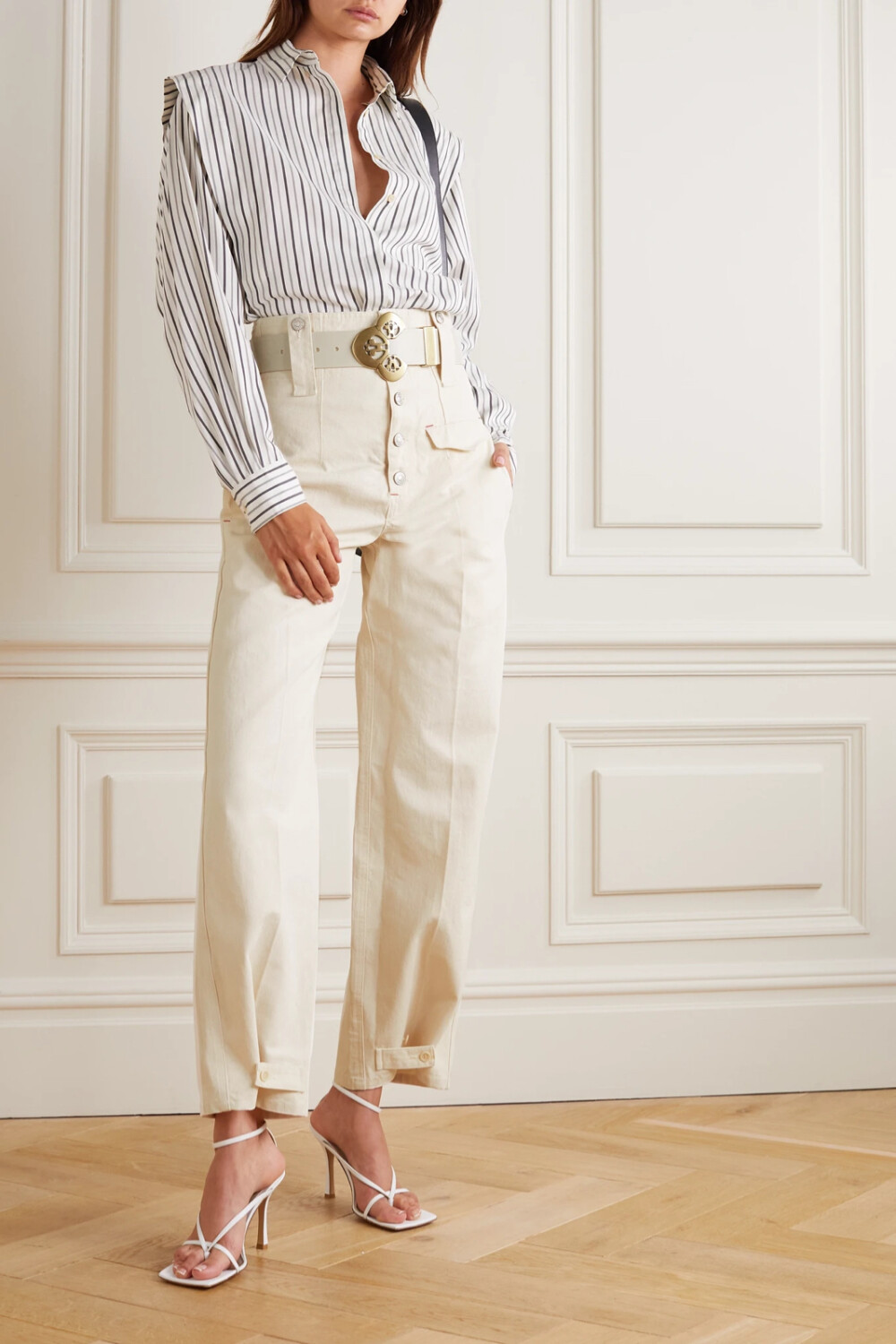 Isabel Marant 这款 “Darlena” 长裤以工装为原型，散发时髦气息。单品裁自纯棉斜纹布，超高腰设计是品牌的一贯手笔，直筒裤脚可通过纽扣式袢带收束成锥形。