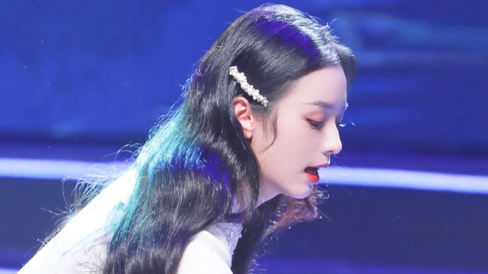 晚会上的少女
周也橙光素材
by柏林