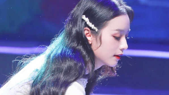 晚会上的少女
周也橙光素材
by柏林