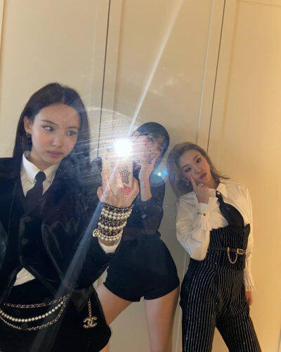 林娜琏 & Momo & 孙彩瑛