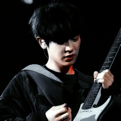 纽约的街头、那个少年穿着一身牛仔衣，原本注定一塌涂地的人生，因为一把吉他散发光芒...
“拨着吉他的弦，奏出弯曲的平行线，华光从缝隙倾限，失去在不经意间。”