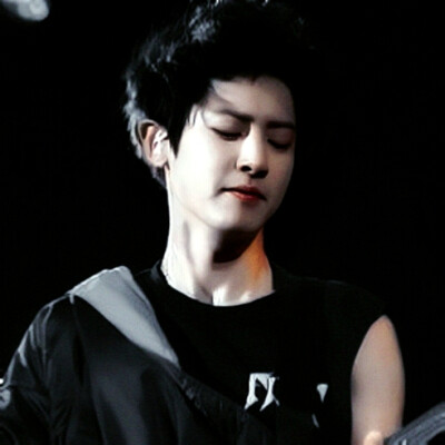 纽约的街头、那个少年穿着一身牛仔衣，原本注定一塌涂地的人生，因为一把吉他散发光芒...
“拨着吉他的弦，奏出弯曲的平行线，华光从缝隙倾限，失去在不经意间。”