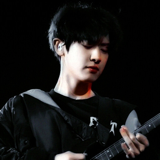 纽约的街头、那个少年穿着一身牛仔衣，原本注定一塌涂地的人生，因为一把吉他散发光芒...
“拨着吉他的弦，奏出弯曲的平行线，华光从缝隙倾限，失去在不经意间。”