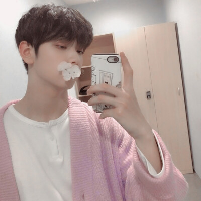 ：玫瑰捧起篝火，追忆他少年时曾爱过的日落。