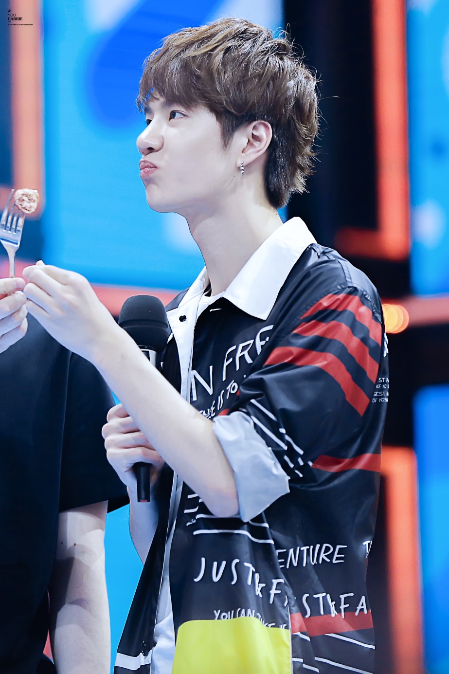 160725天天向上录制uniq王一博crlogo