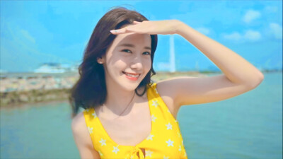 林允儿Yoona。
《 氧 氣 少 女 》