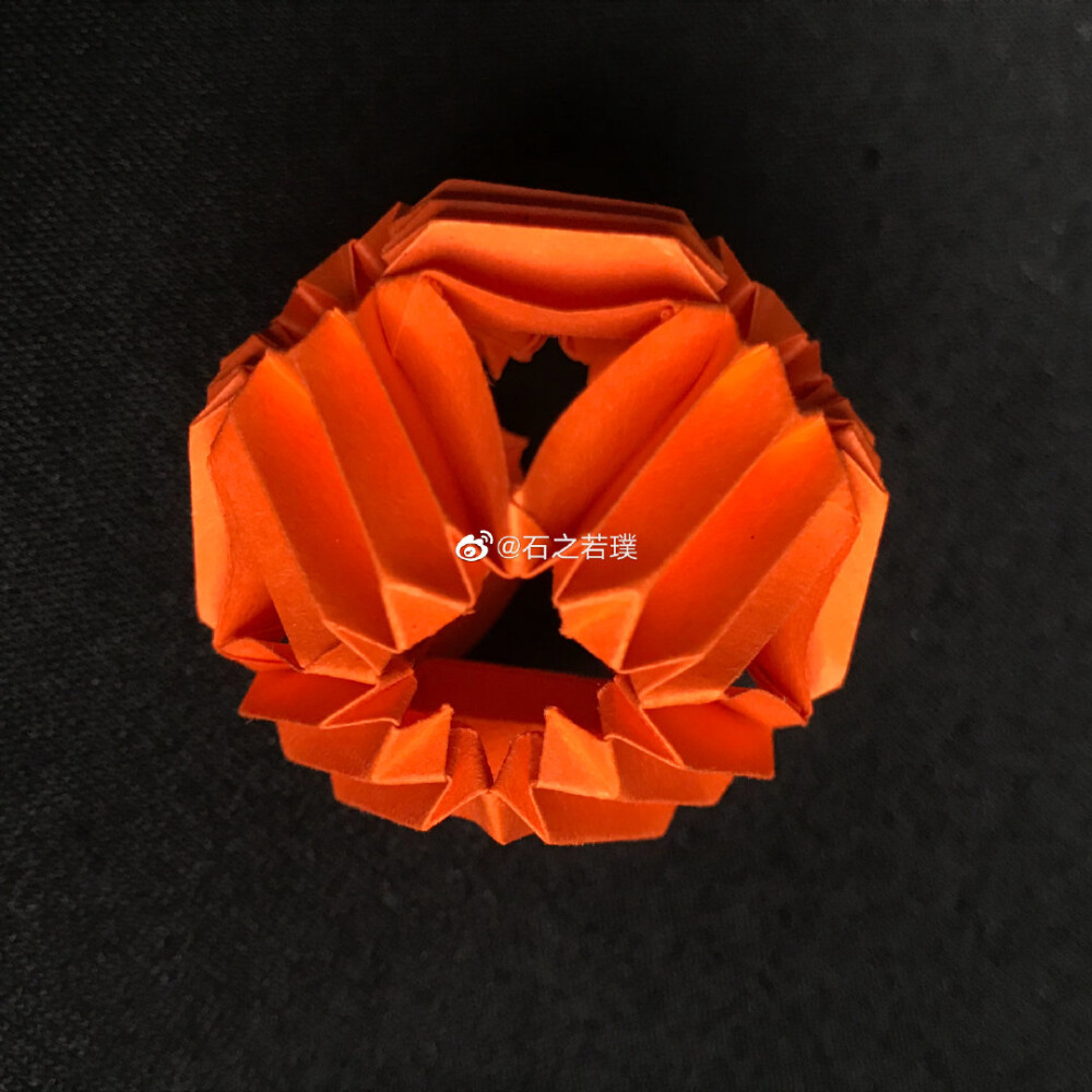 [手工-折纸-花纸球][原创版]最近偏爱有层次的球～有种韵律感～两只很简单的球～效果还不错～#立体构成##手工##折纸# ​