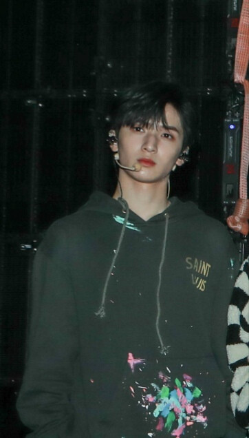 云的后面是什么 是灿日星辉和闪闪发光的童话.