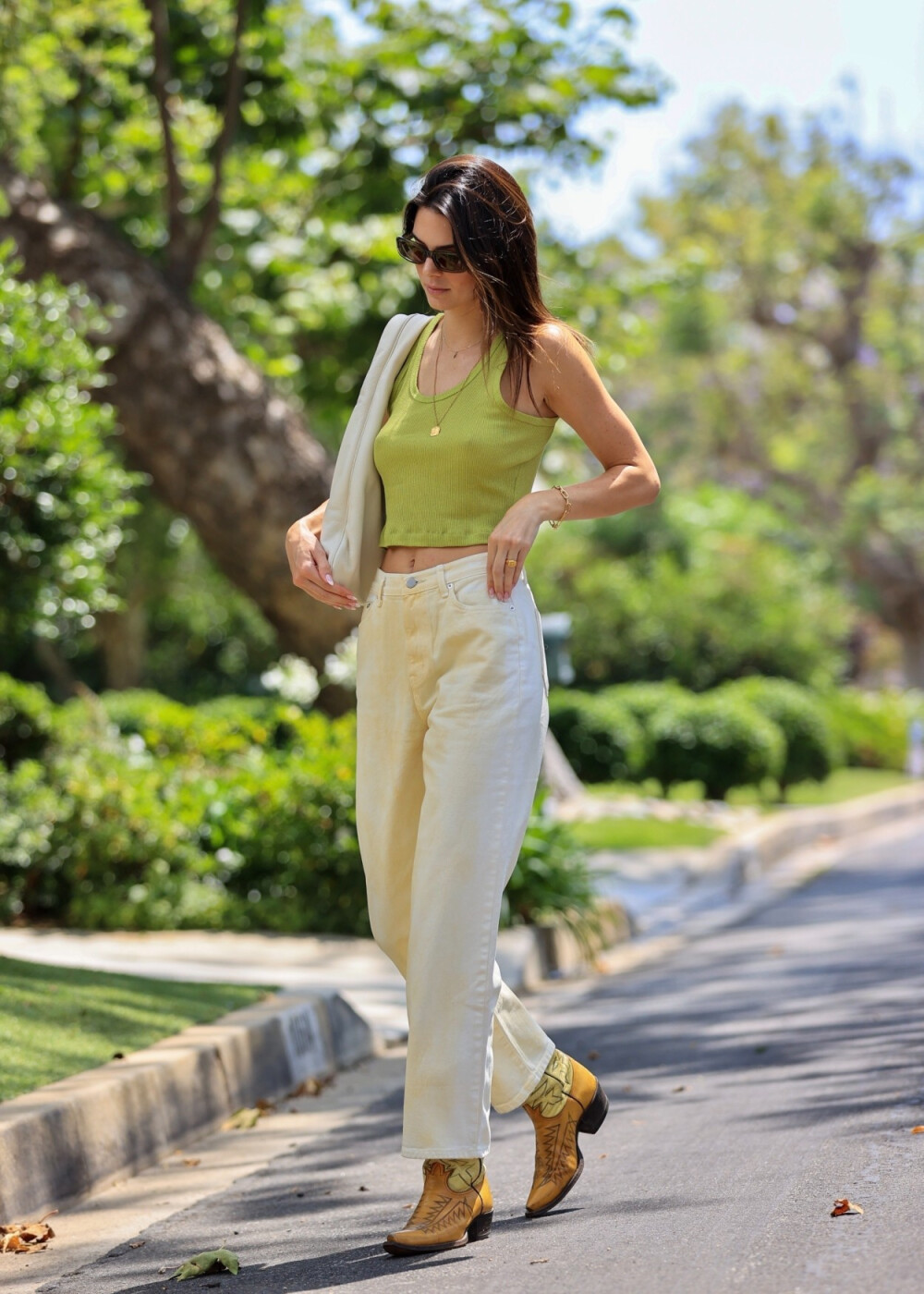 Kendall Jenner, Malibu街拍
7.24.2021
[weibo@FSOutfits]