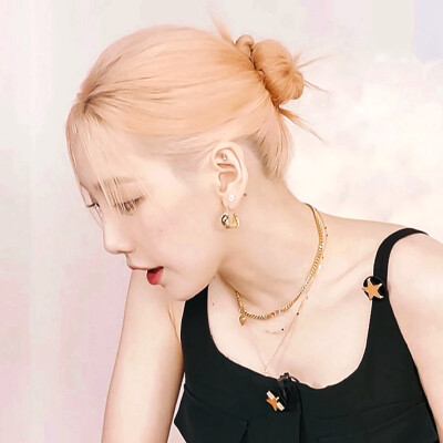 金泰妍
“我步步都回头，山是故人眸，柳是纤纤手，遇你之后步步都难走。”
原截时亦
二传注明沈智秀