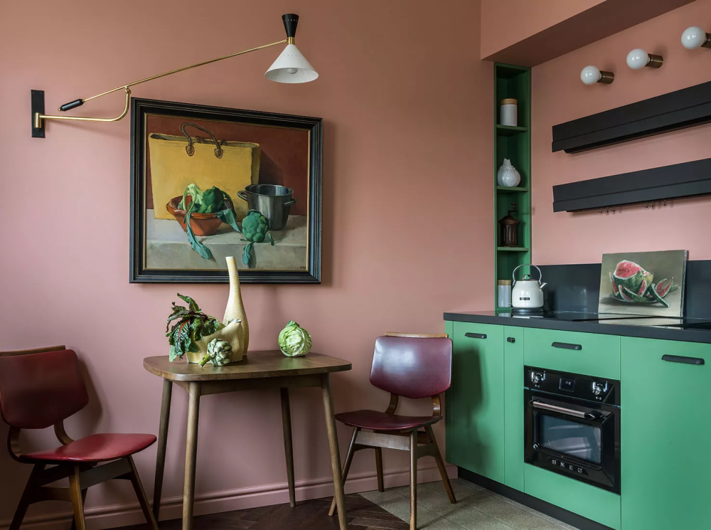 93
玛丽亚-阿梅利纳：在美国大使馆附近的房子里的公寓
Maria Amelina在莫斯科有一个罕见的项目：在建筑师Sergey Leontovitch于1935年建造的房子里有一个公寓。隔壁是美国大使馆、查利雅宾博物馆、人民委员会大楼和库德林斯卡娅广场上的高楼大厦。
除了理想的位置外，还有三米半的天花板和五个窗户。虽然面积不大，只有60平方米