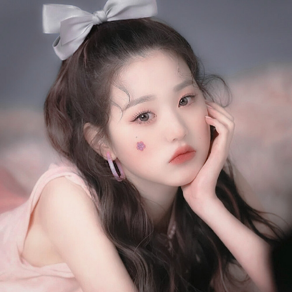 
Jang WonYoung 、BluePink
