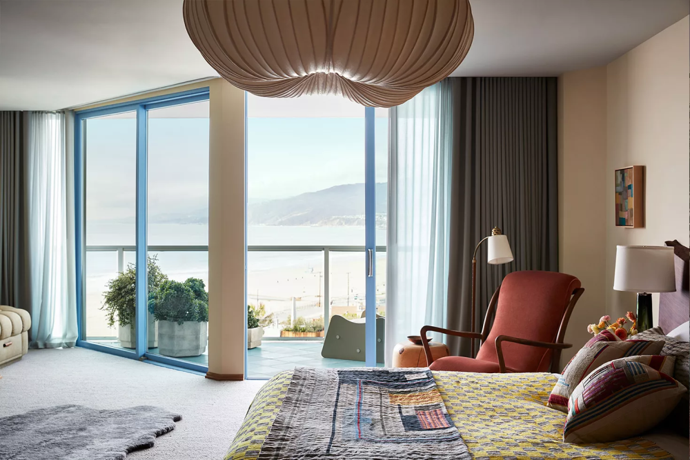 97
这个调色板是由勒-柯布西耶提出的。几年前，埃维莉娜参观了巴黎的拉罗什别墅。研究人员发现了18种色调的墙体：5种锡耶纳色，4种灰色，3种蓝色，2种绿色，棕色，褐煤，象牙色和石头--编者注）。) 我们在Evelyne的公寓里重现了这些颜色，并意识到它们与Malibu的调色板是一致的：它们有助于将室内与从窗户里打开的全景联系起来。
大楼对地板有严格的规定，他们只允许铺地毯。但我们选择了软木，而且我们是对的：这种材料的吸音效果也不错。除了软木，我们还使用了白橡木和铜制的装饰物以及编织的竹子，优先考虑自然的纹理，使其具有美丽的陈旧感。