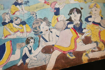 这些画的作者Henry Darger（1892-1973），是一名默默无闻的看门人和洗碗工。
在他离世前，房东在其公寓发现了大量艺术创作：超过350幅的水彩、拼贴、速写；3本手工装订的巨幅画册、7本小说、数千捆文字手稿……
 …