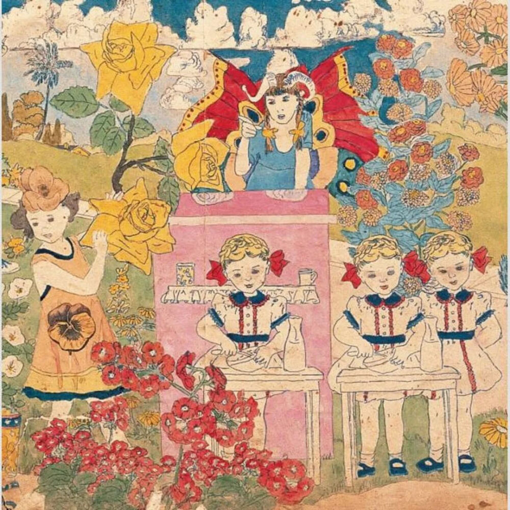 这些画的作者Henry Darger（1892-1973），是一名默默无闻的看门人和洗碗工。
在他离世前，房东在其公寓发现了大量艺术创作：超过350幅的水彩、拼贴、速写；3本手工装订的巨幅画册、7本小说、数千捆文字手稿……
 
