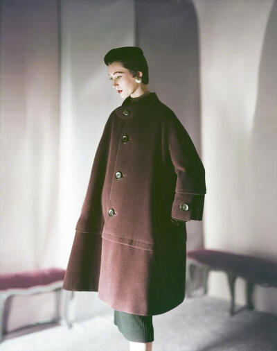 4、50年代的大衣风尚。 ​
